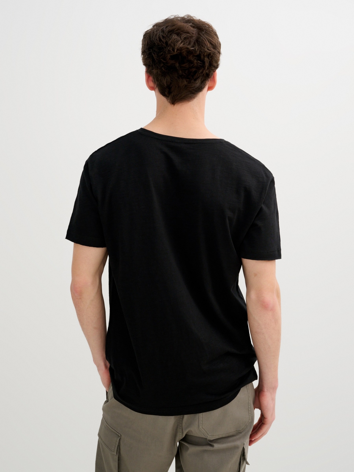 Camiseta básica negro vista media trasera
