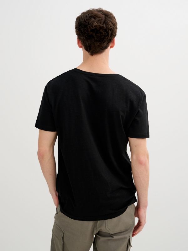 Camiseta básica negro vista media trasera