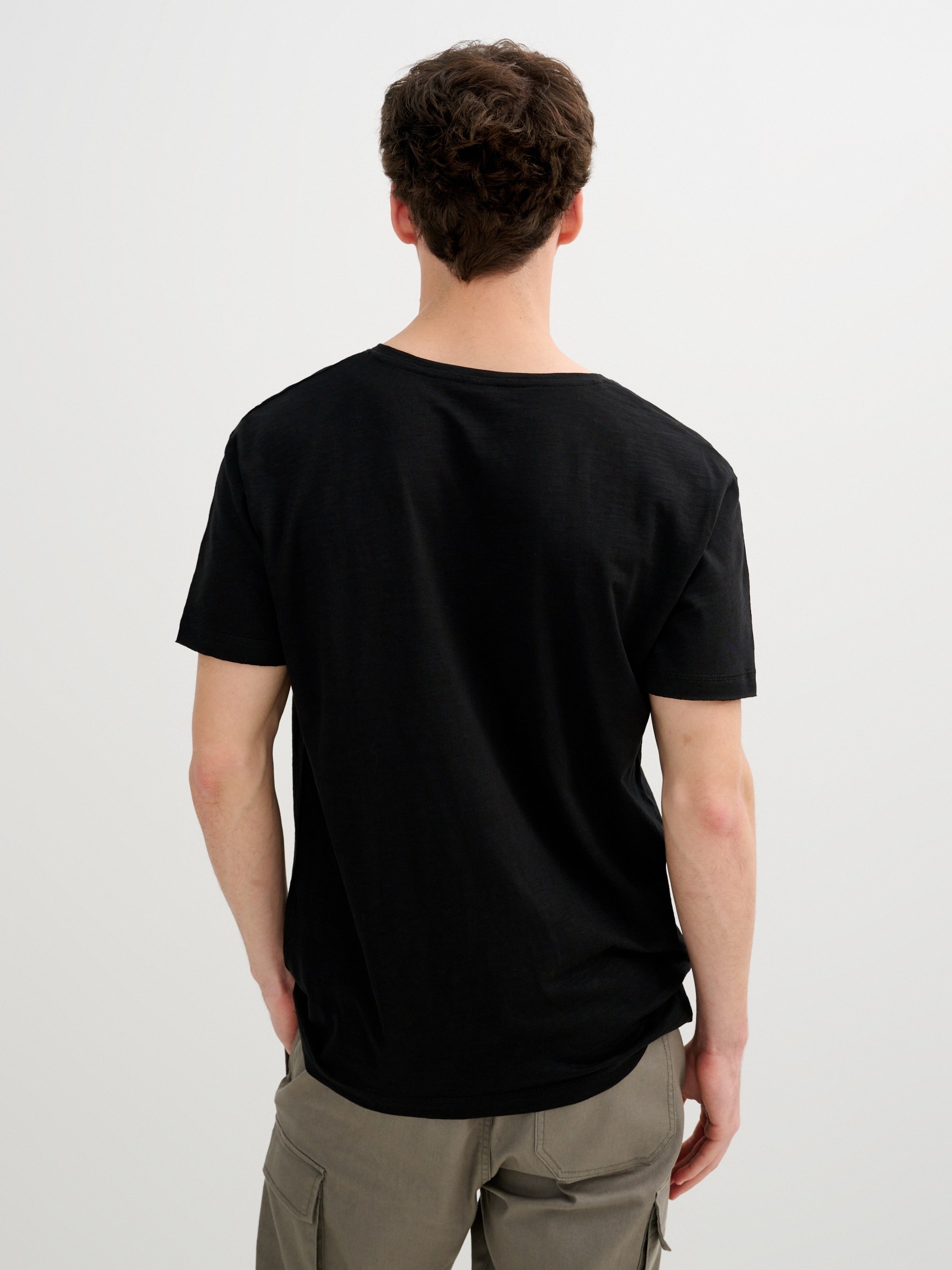 Camiseta básica negro vista media frontal