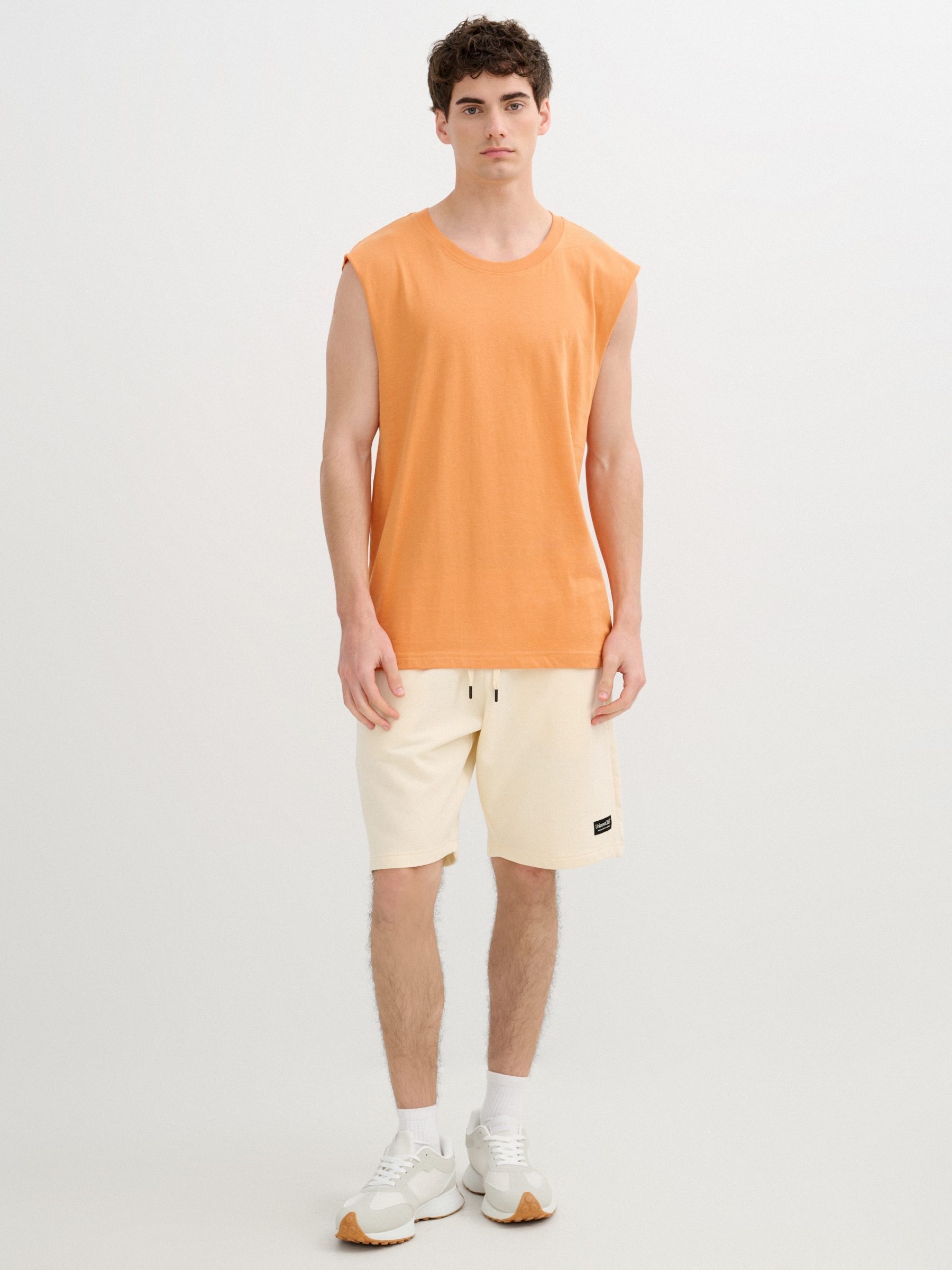 Tênis Bermuda com cadarços off white vista meia frontal