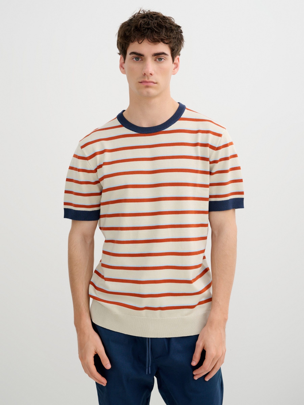 Camiseta listrada de malha crua vista meia frontal