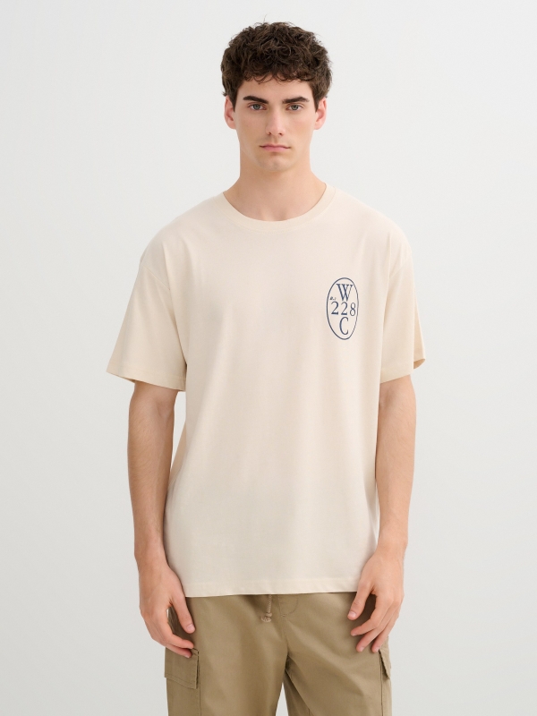 Camiseta casual com mensagem crua vista meia frontal