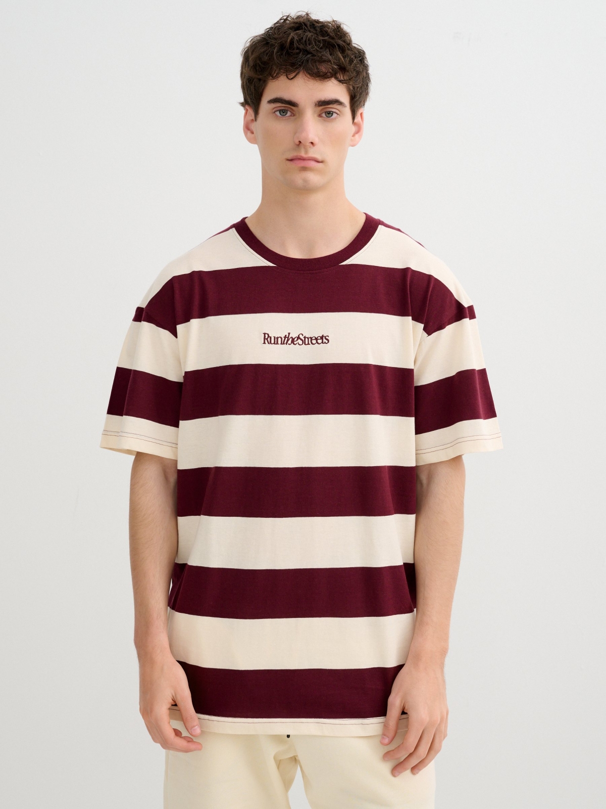 Camiseta rayas cuello redondo granate oscuro vista media frontal