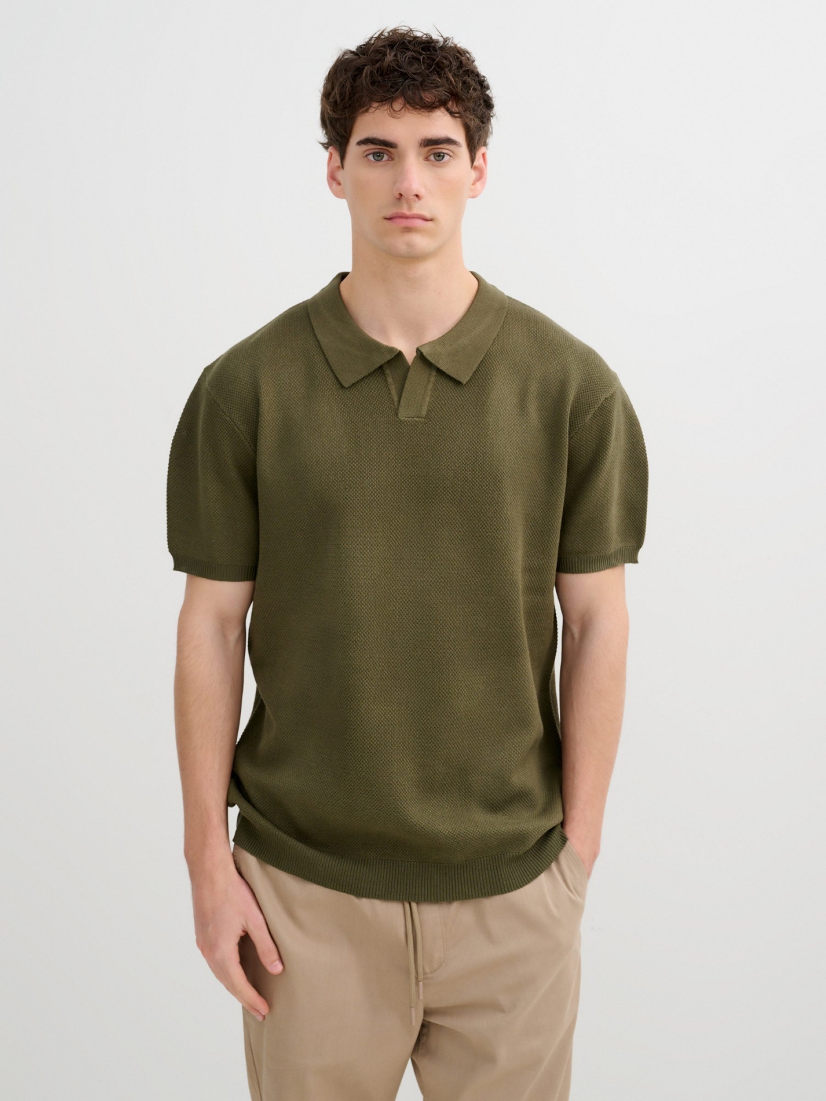 Polo básico de malha verde vista meia frontal