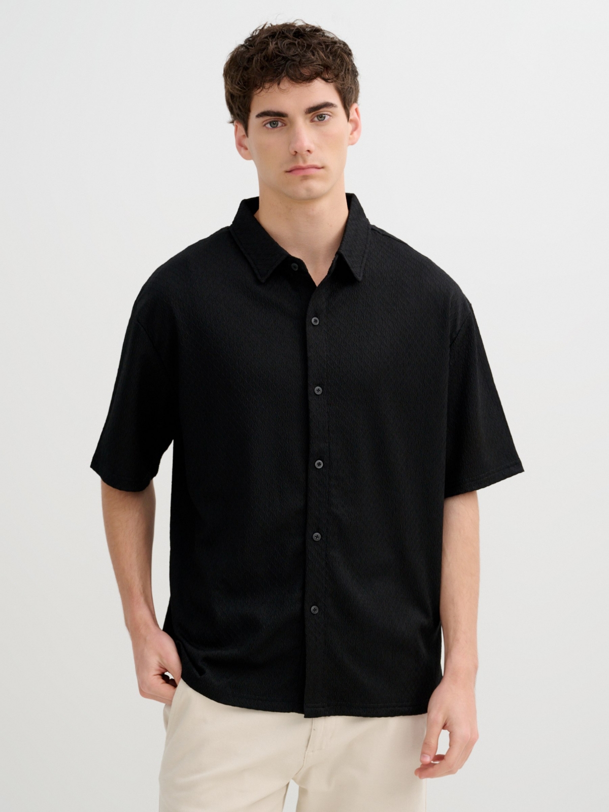 Camiseta básica de malha com botões preto vista meia frontal