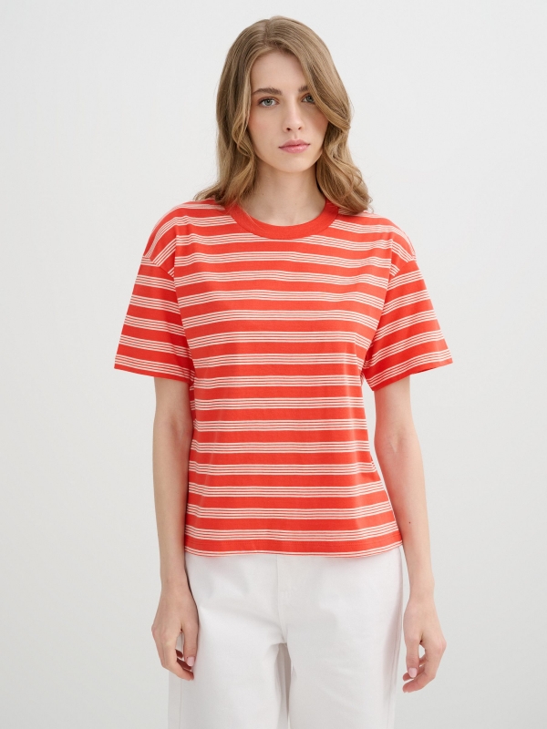 Camiseta listrada algodão Oversize coral vista meia frontal