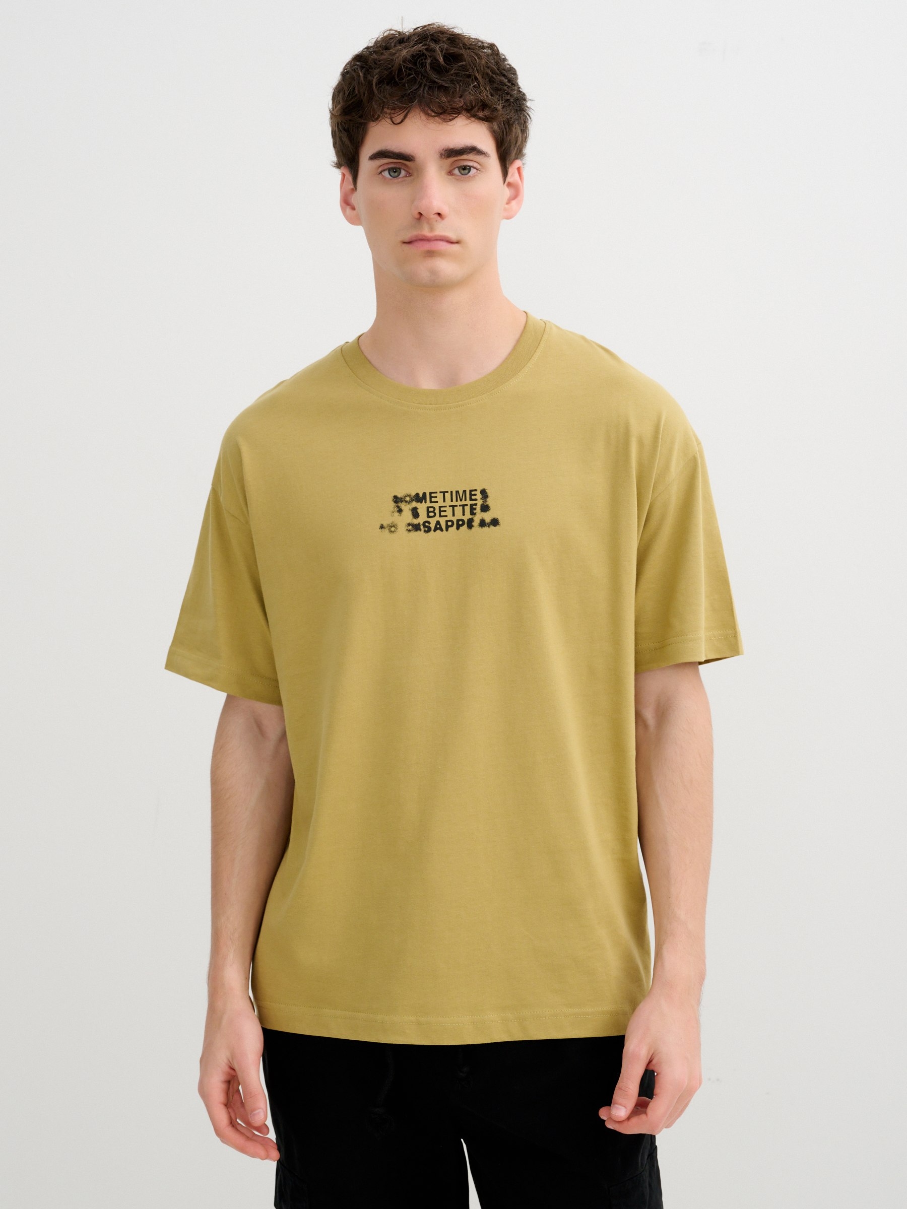 Camiseta Texto manga corta ocre vista media frontal