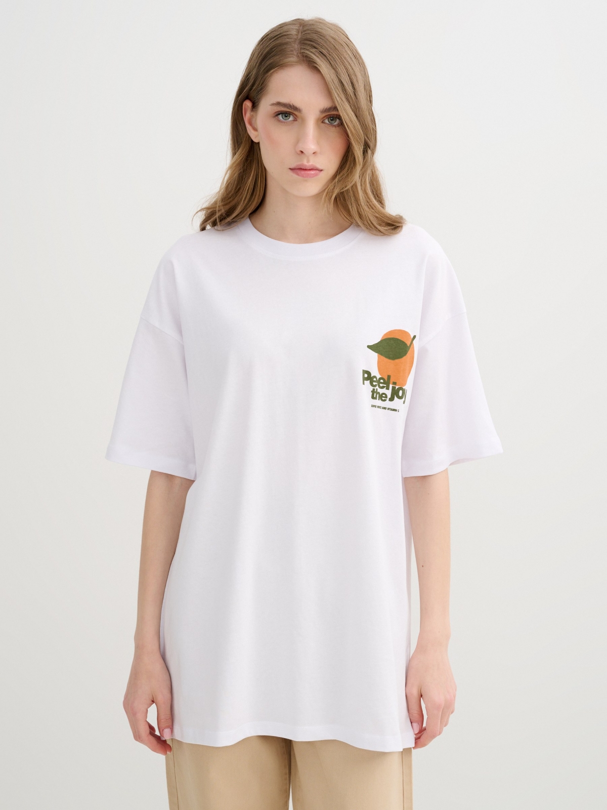 Camiseta oversize frutas blanco vista media frontal