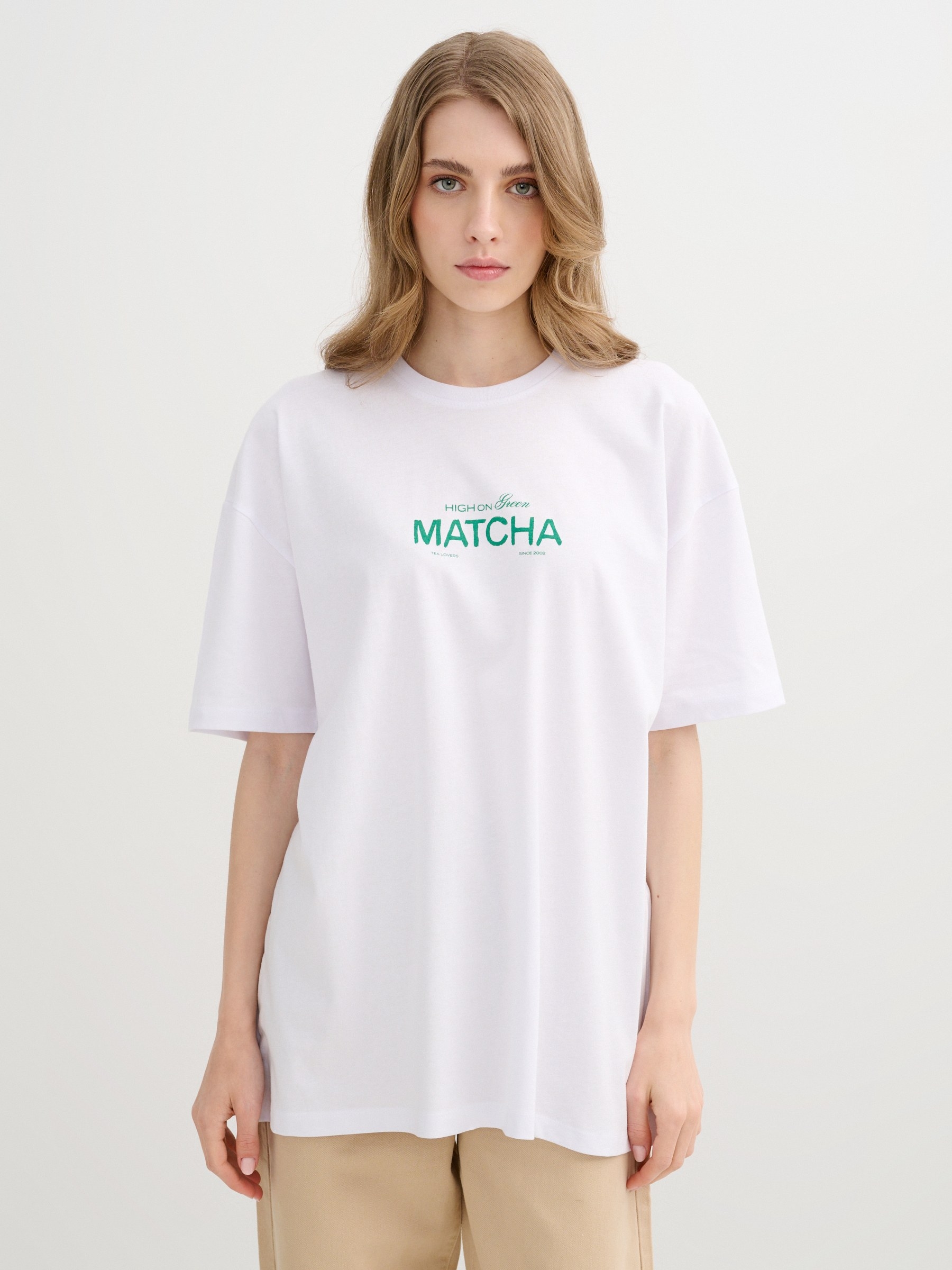 Camiseta Matcha Oversize branco vista meia frontal