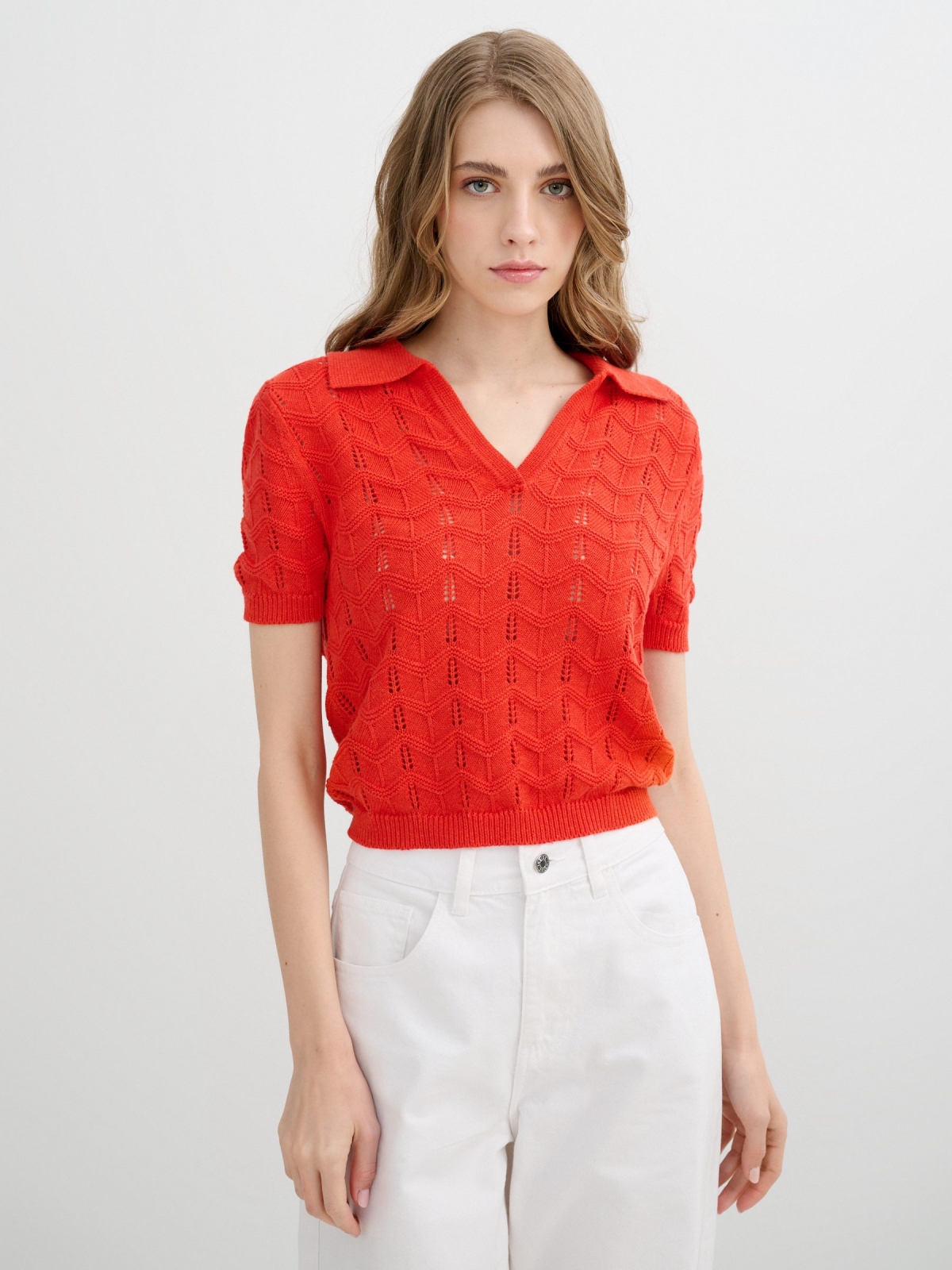 Jersey gola polo tranças coral vista meia frontal