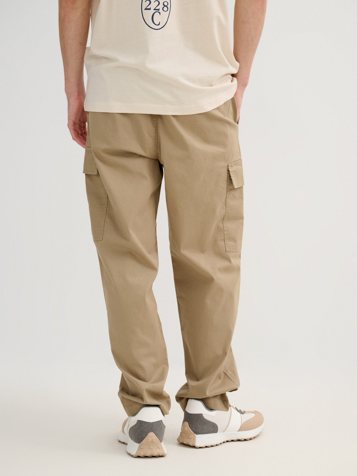 Jogger multibolsillos beige vista media trasera