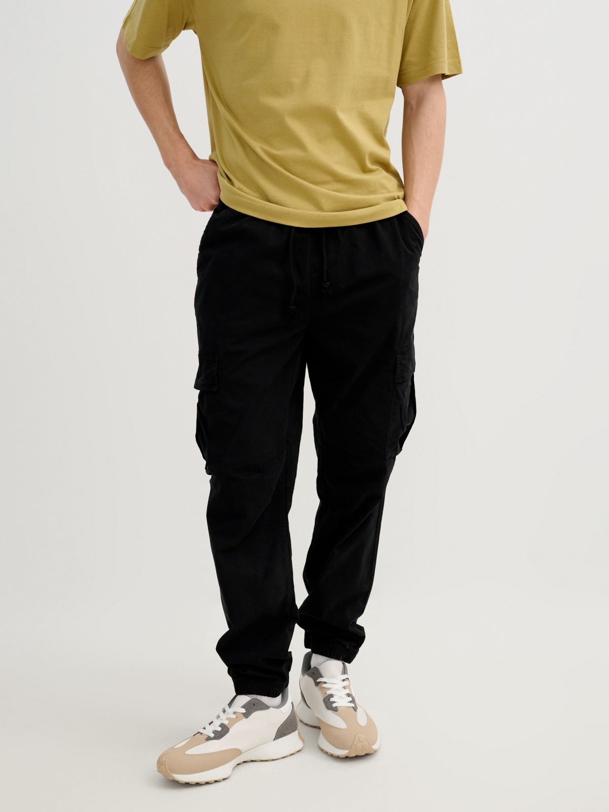 Jogger multibolsillos negro vista media frontal