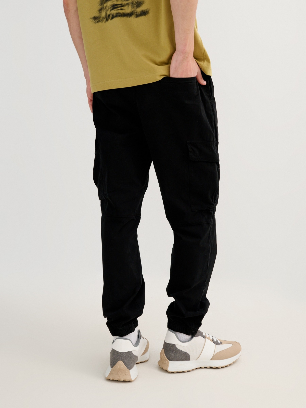 Jogger multibolsillos negro vista media trasera