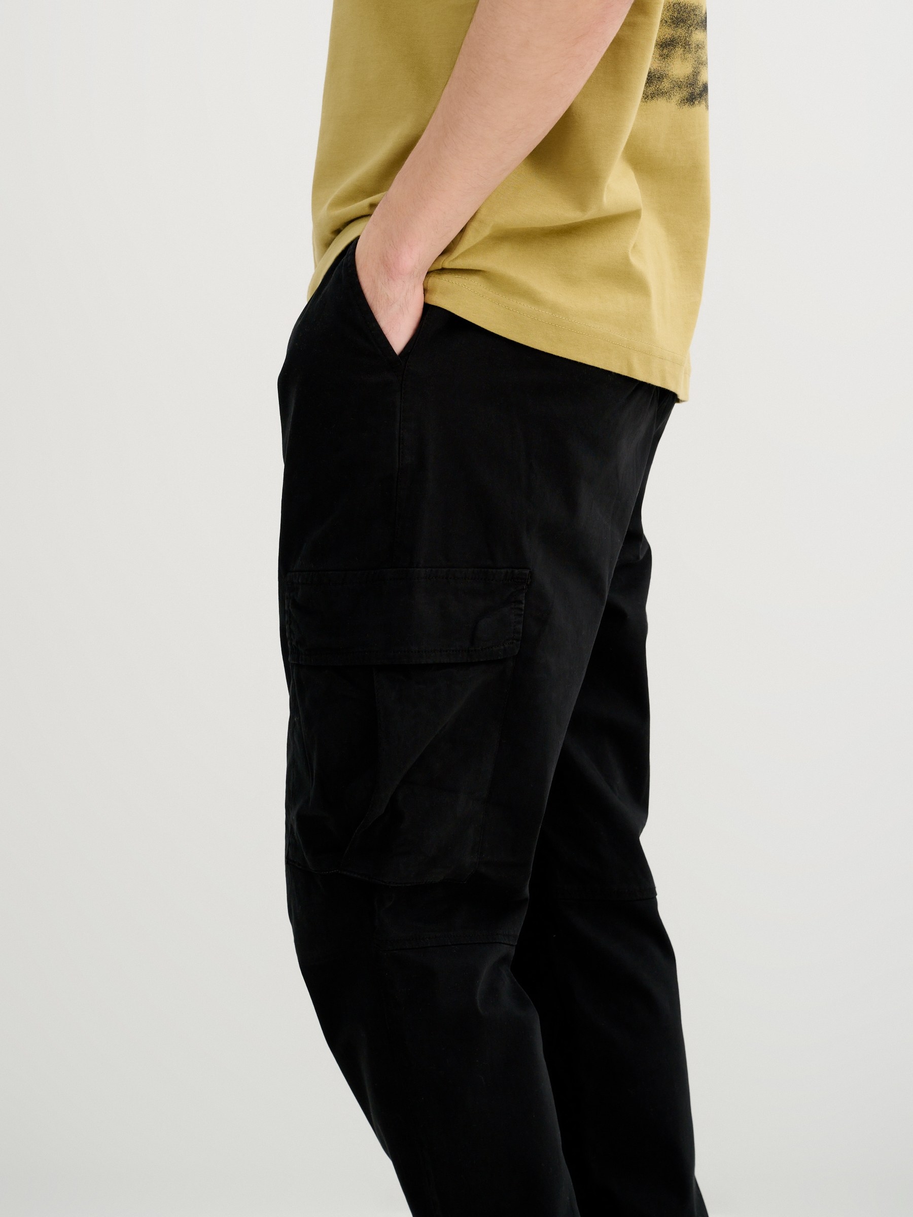 Mult-pocket jogger black front view
