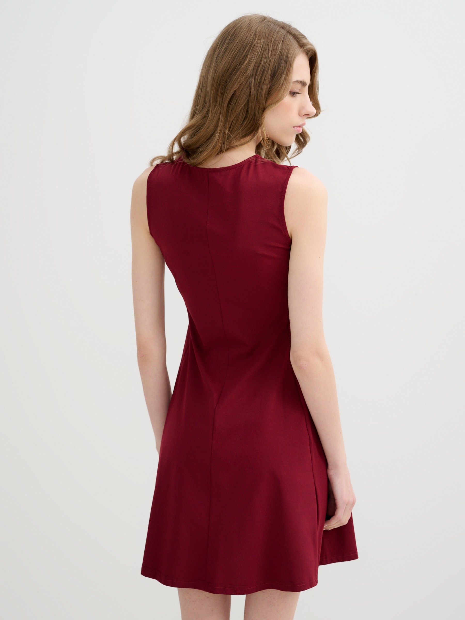 Vestido mini evasê sem mangas granada escura vista meia frontal