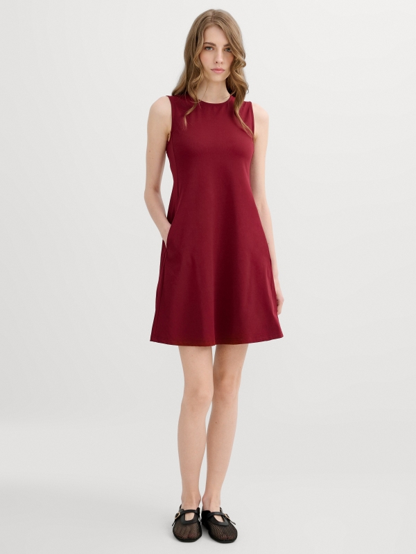 Vestido mini evasê sem mangas granada escura vista geral frontal