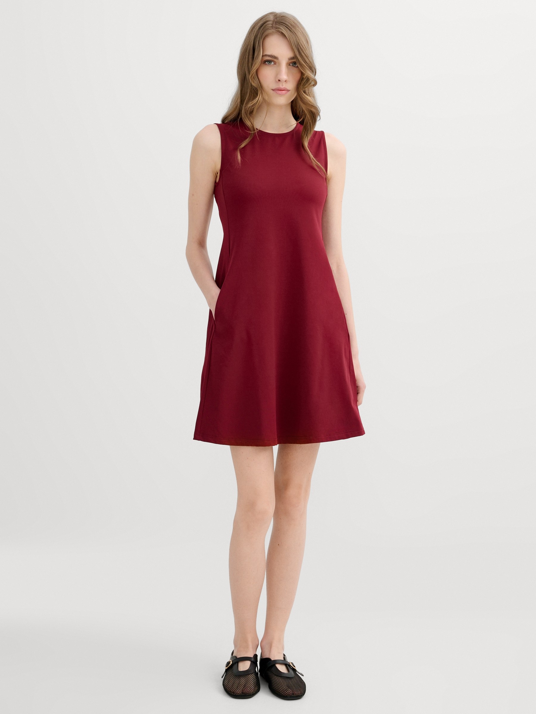 Vestido mini evasê sem mangas granada escura vista meia frontal