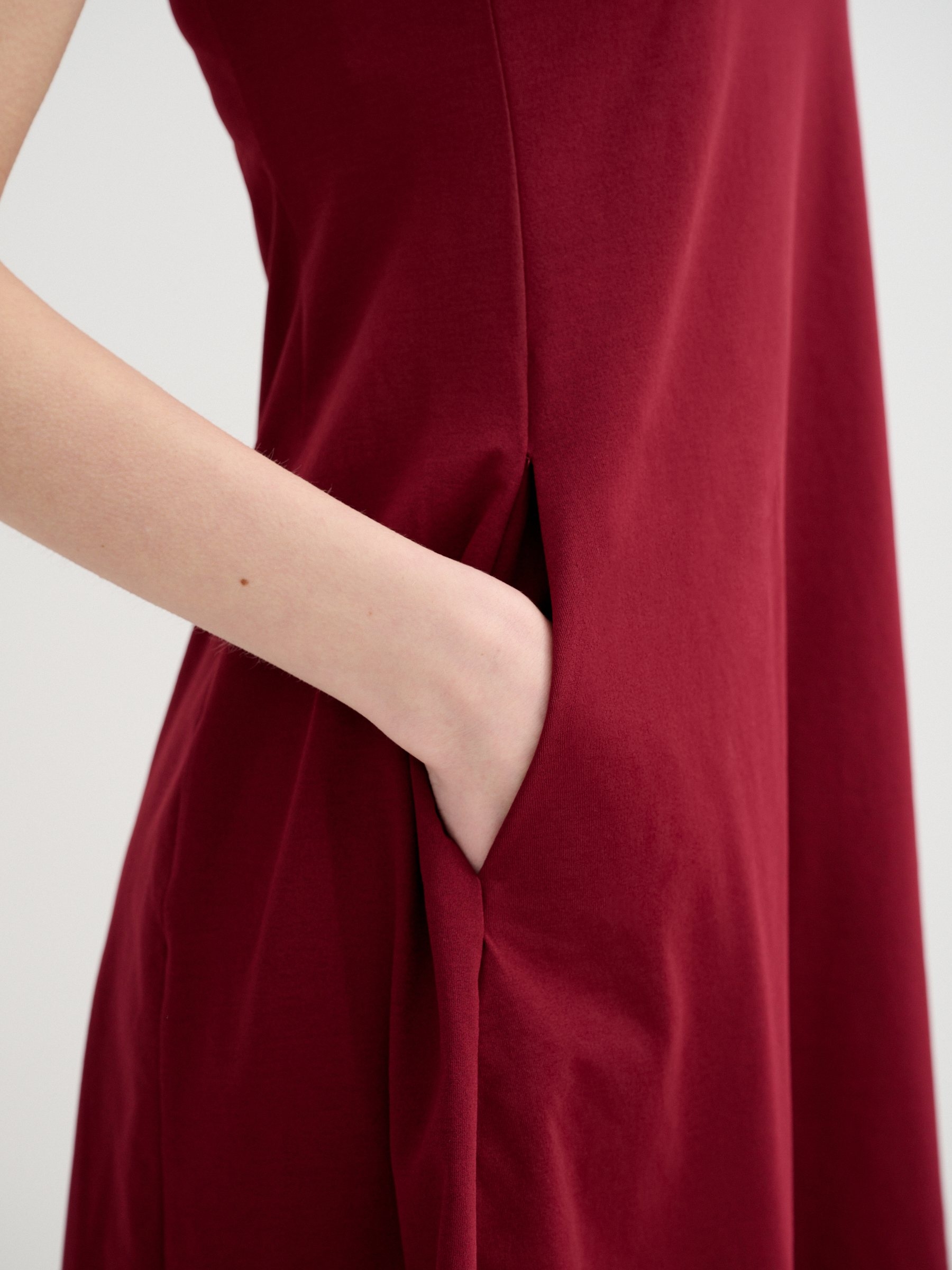 Vestido mini evasê sem mangas granada escura vista meia frontal