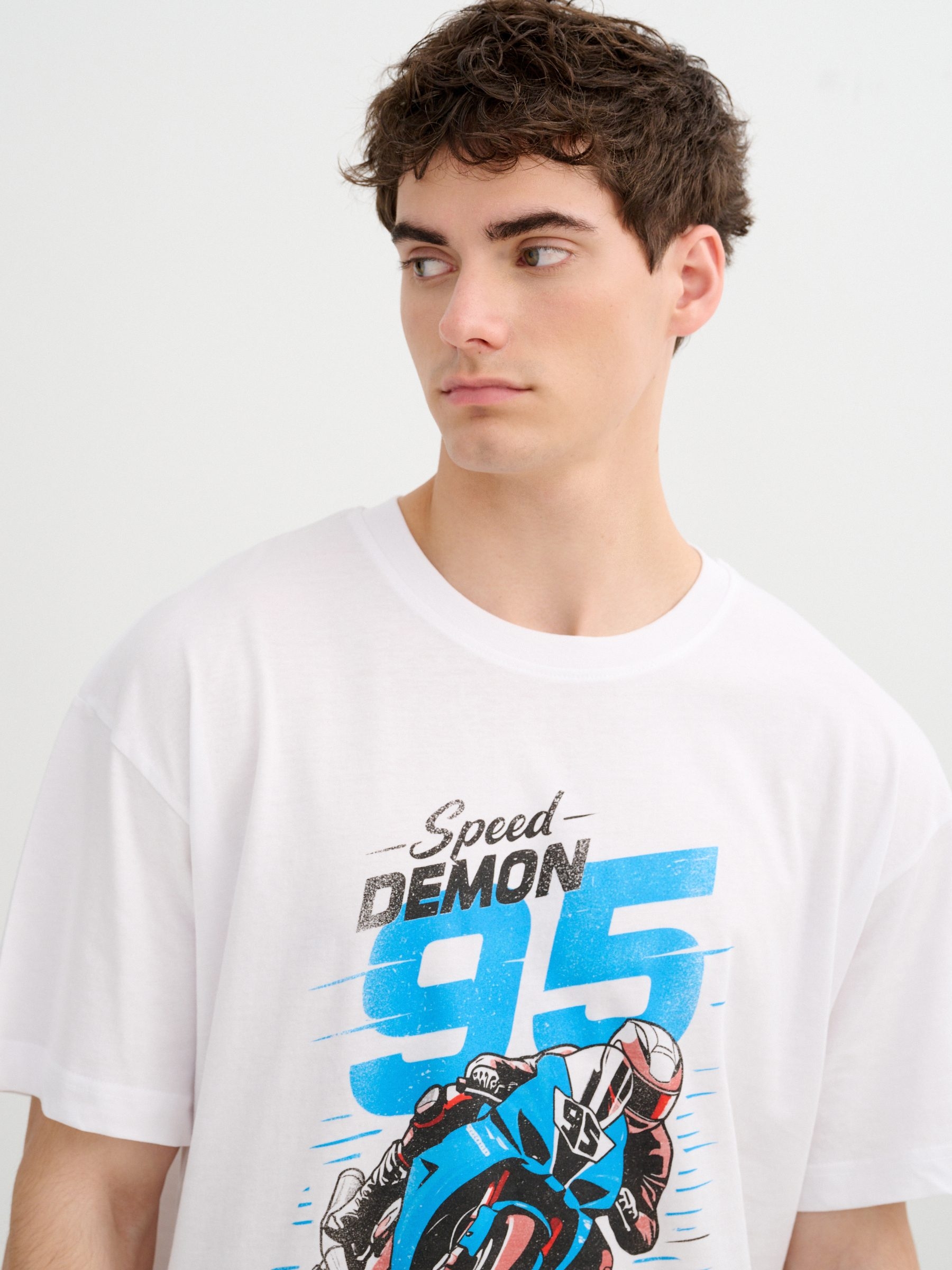Camiseta Speed Demon branco vista meia frontal
