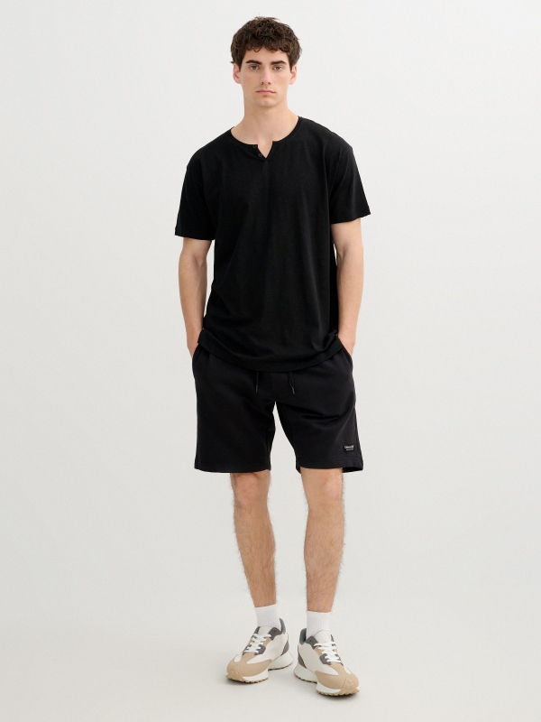 Bermuda jogger con cordones negro vista media frontal