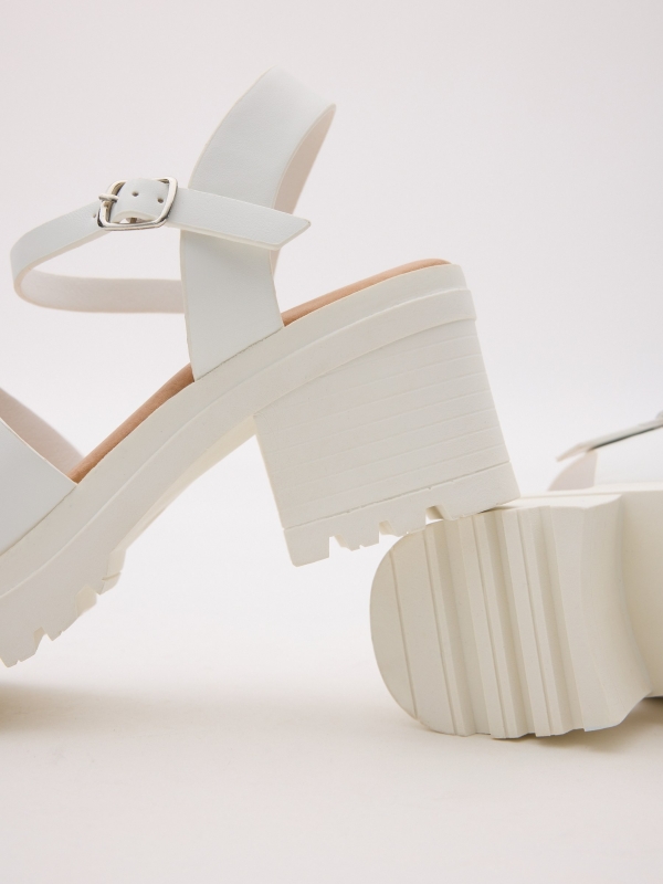Crossed strap platform sandal white zenithal view