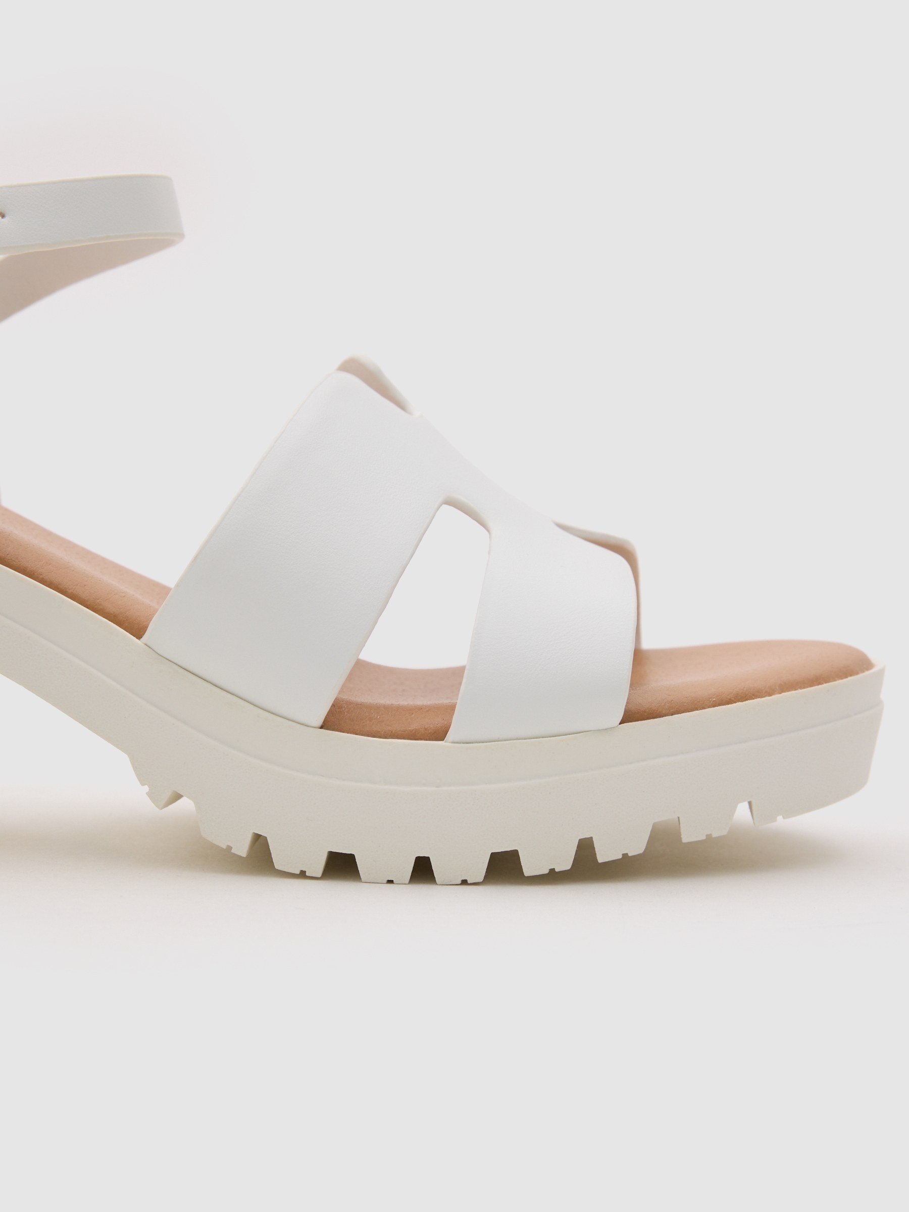 Crossed strap platform sandal