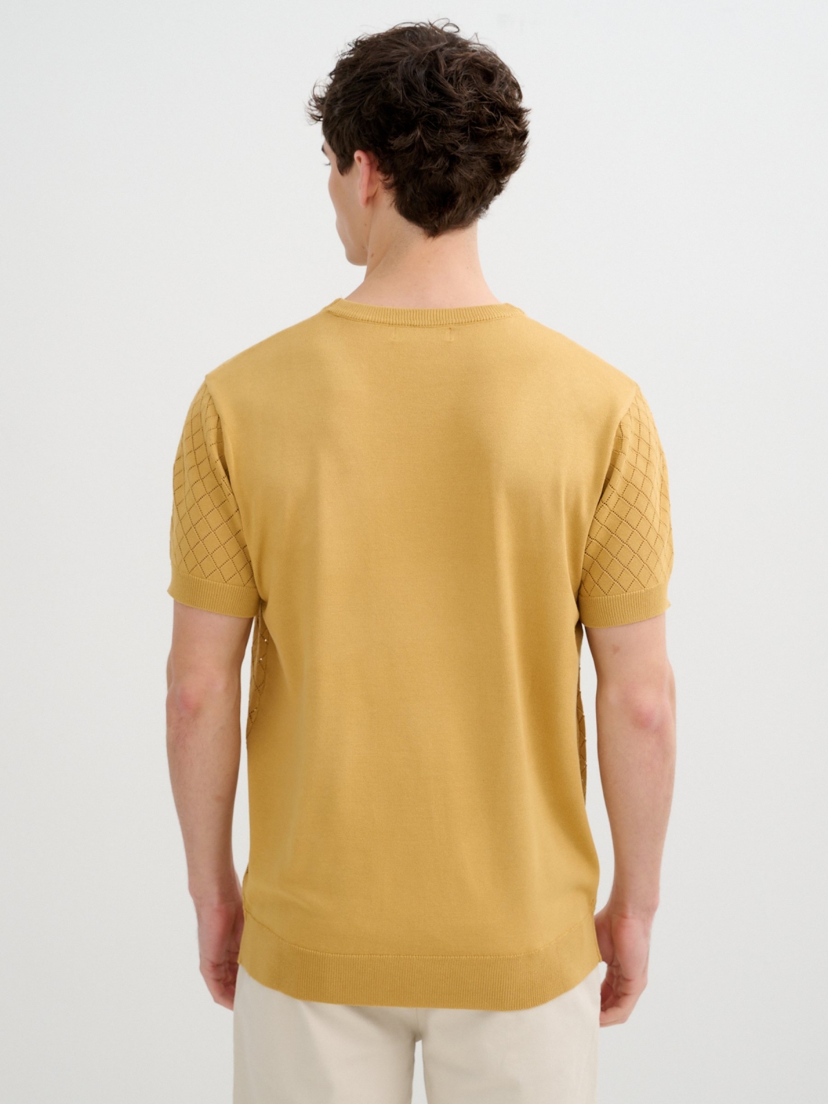 Camiseta punto cuello redondo marrón vista media trasera