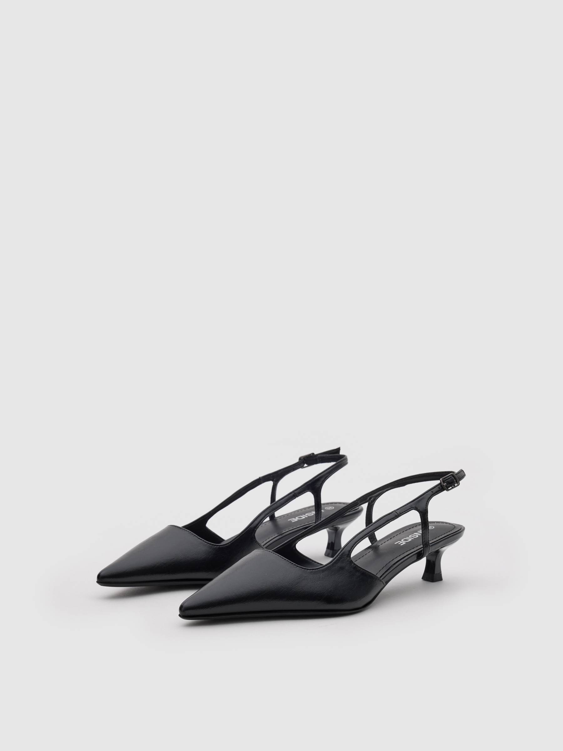 Sandália tiras kitten heel preto