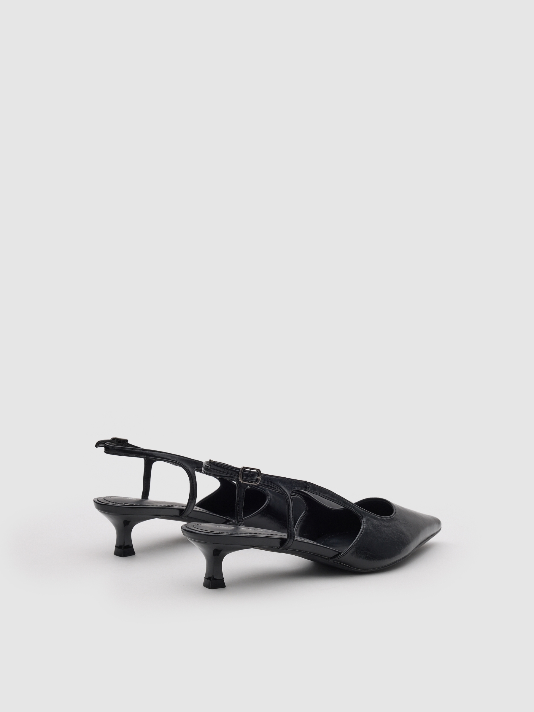 Sandália tiras kitten heel preto