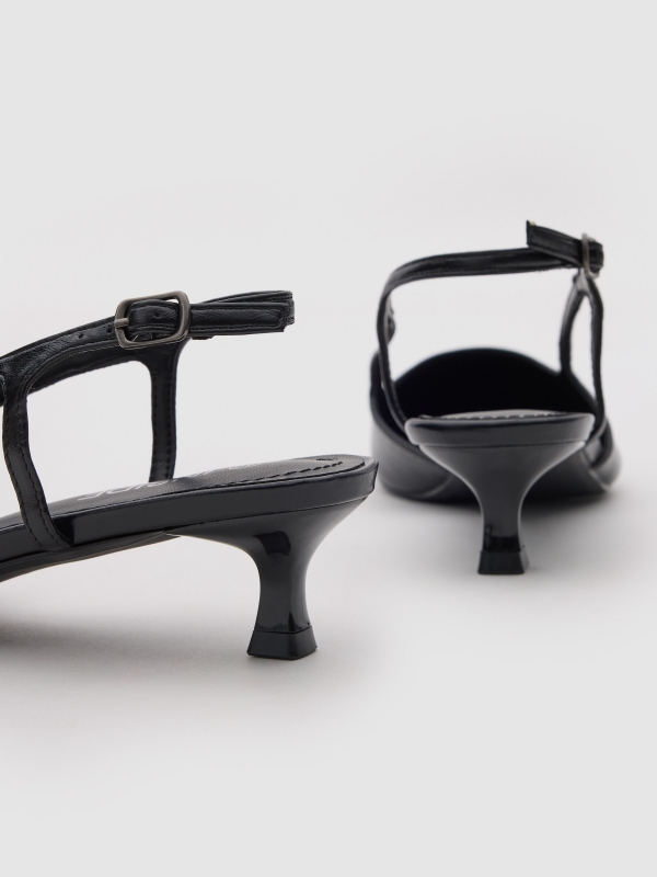 Sandália tiras kitten heel preto vista detalhe