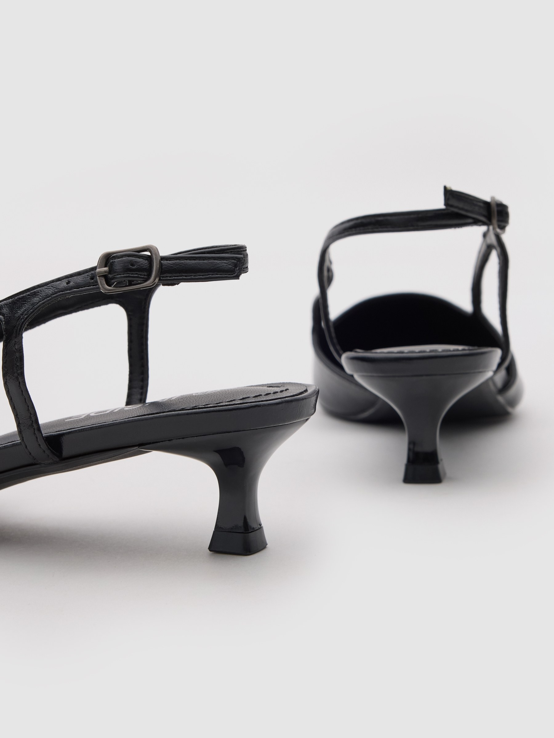 Sandália tiras kitten heel preto