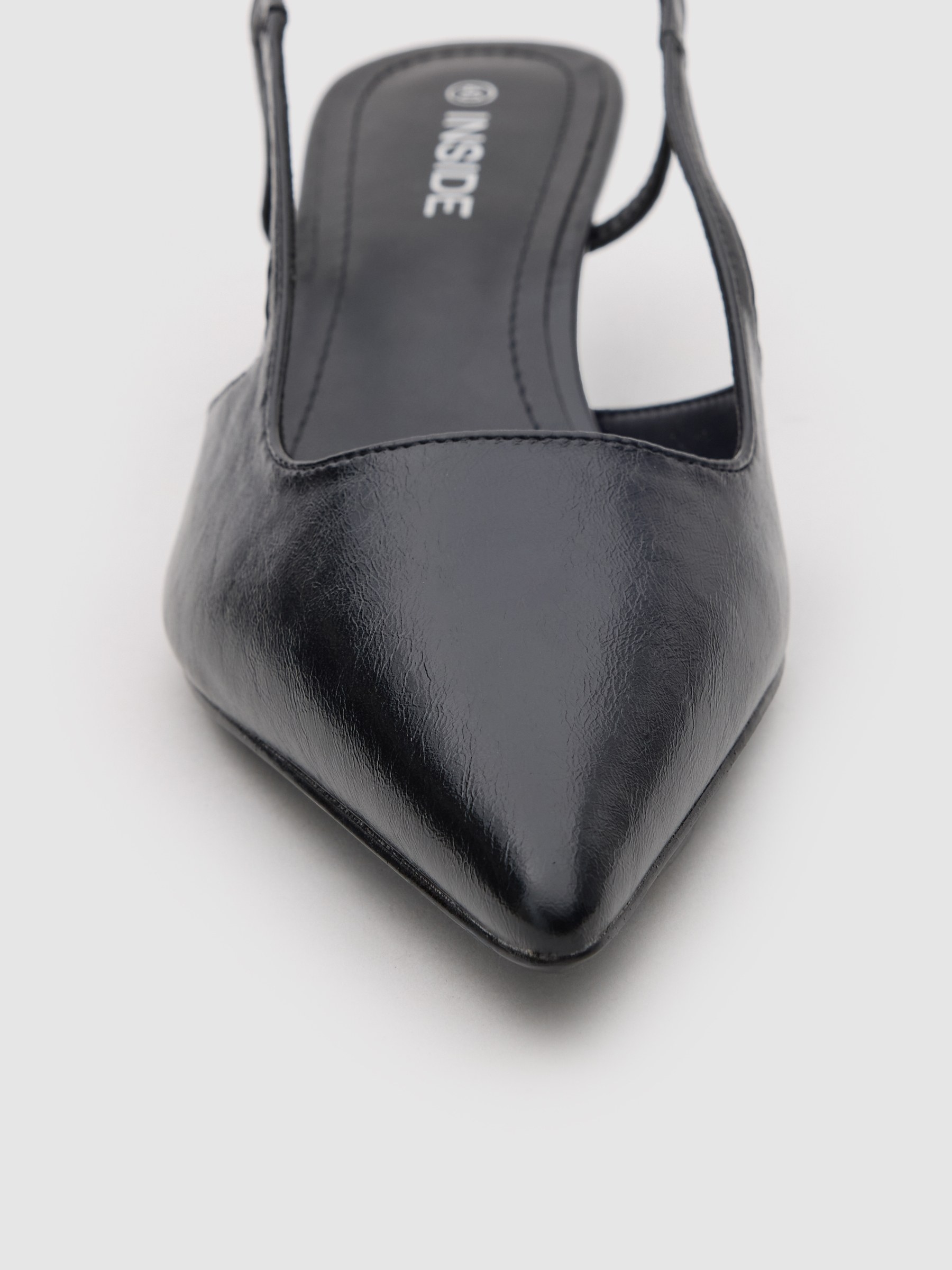 Sandália tiras kitten heel preto