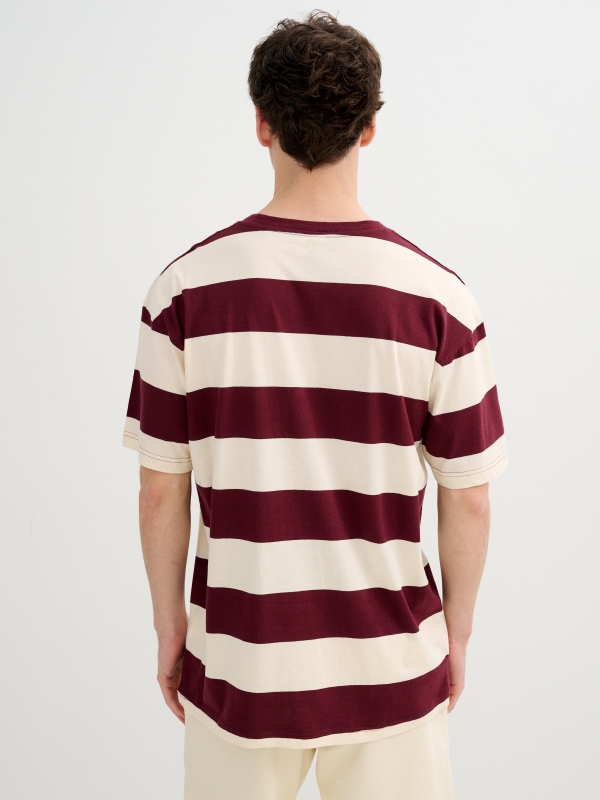 Camiseta rayas cuello redondo granate oscuro vista media trasera