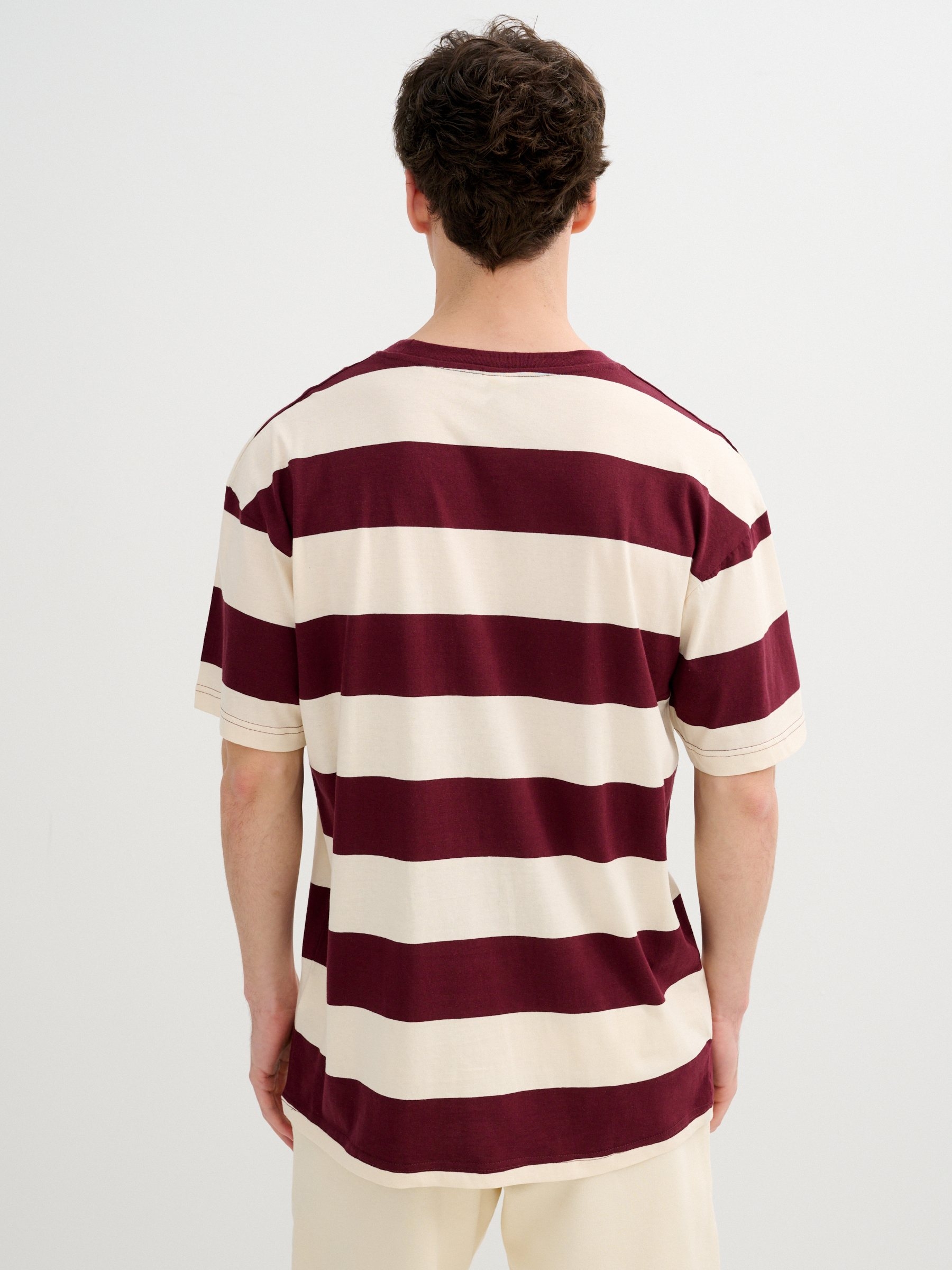 Camiseta rayas cuello redondo granate oscuro vista media frontal