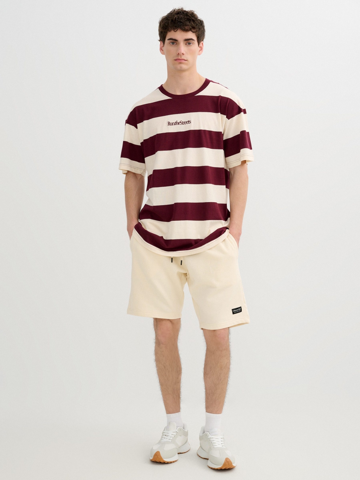 Camiseta listrada gola redonda granada escura vista geral frontal