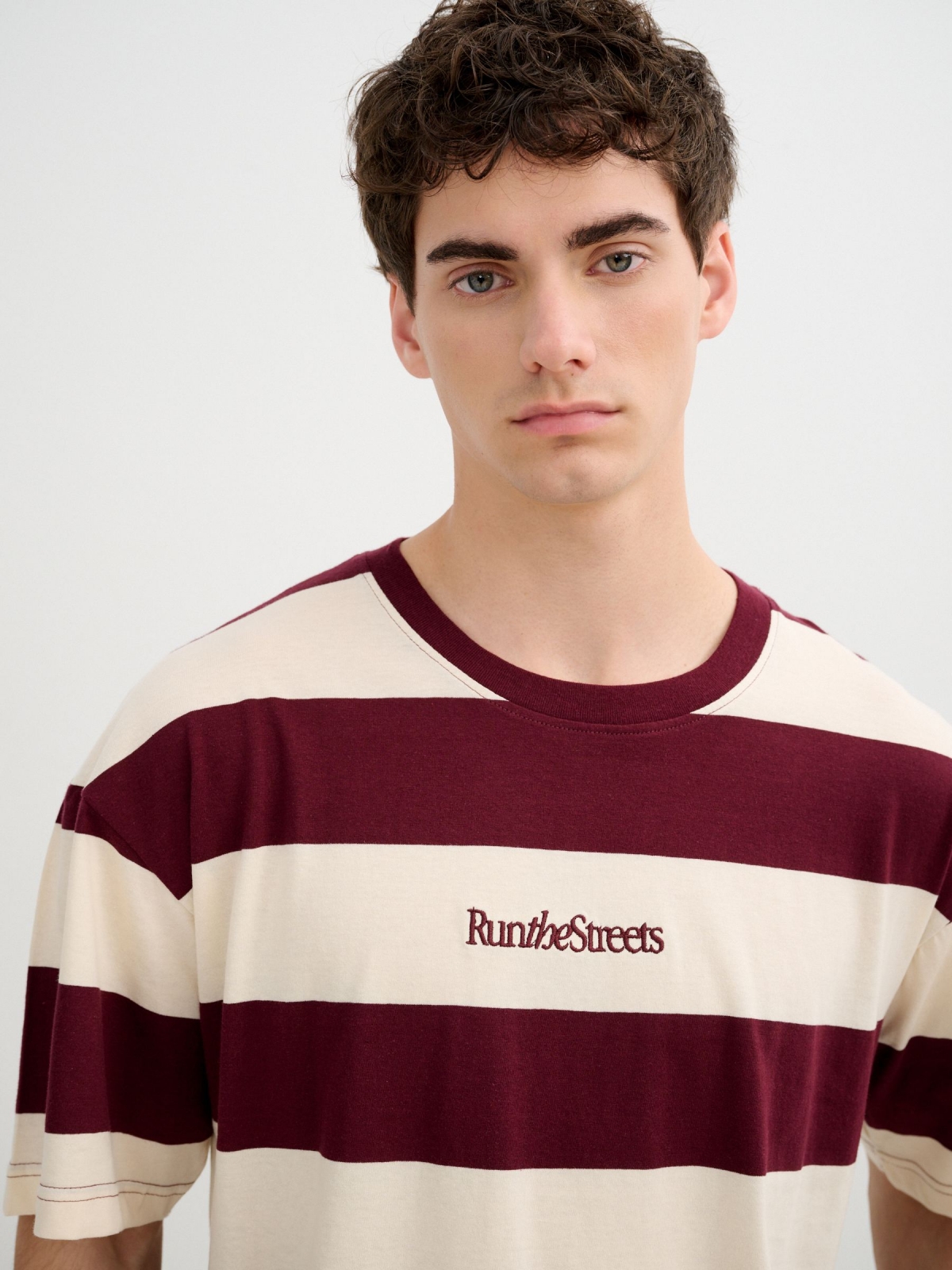 Camiseta rayas cuello redondo granate oscuro vista detalle