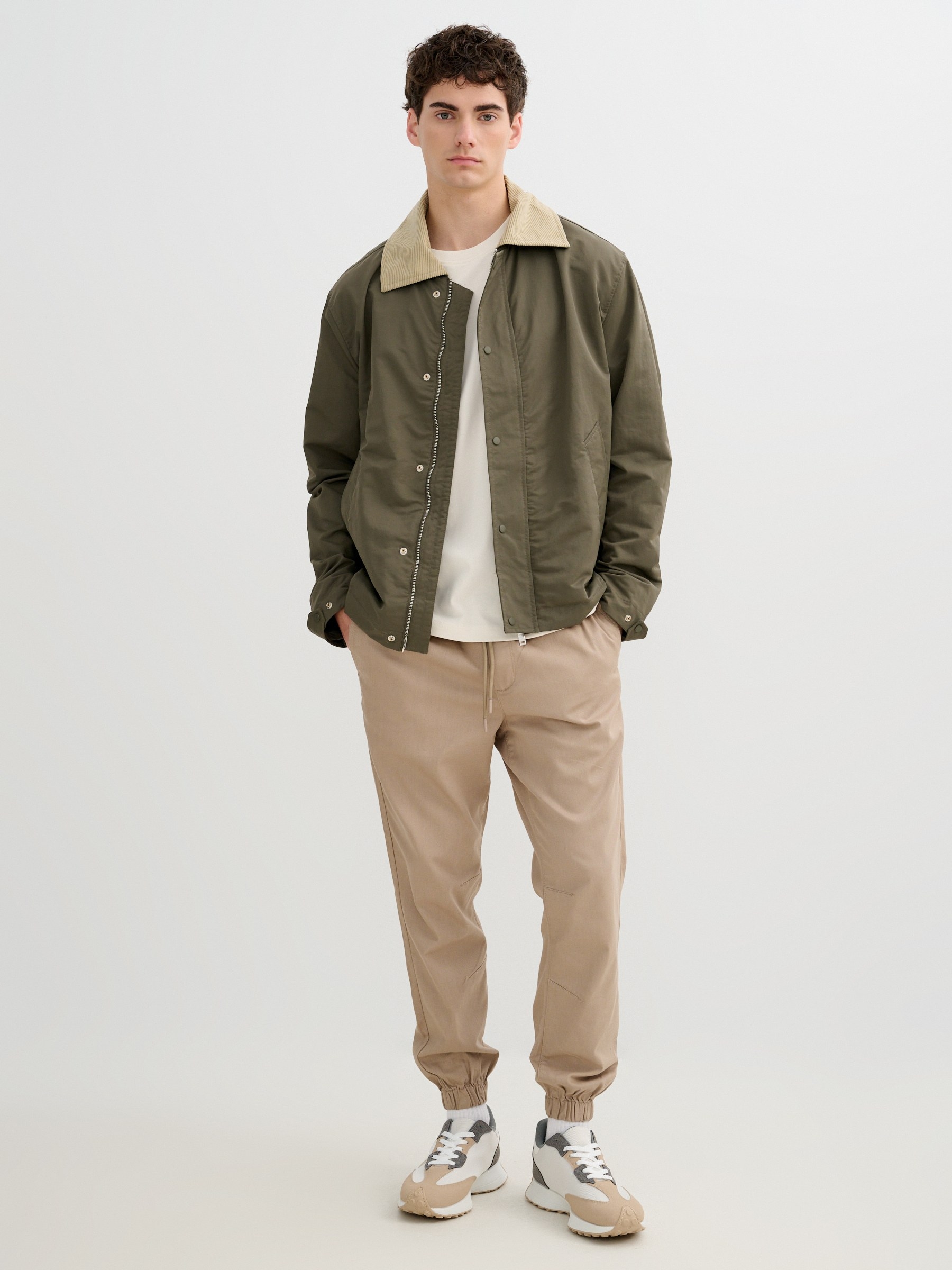 Cazadora efecto piel botones verde vista media frontal