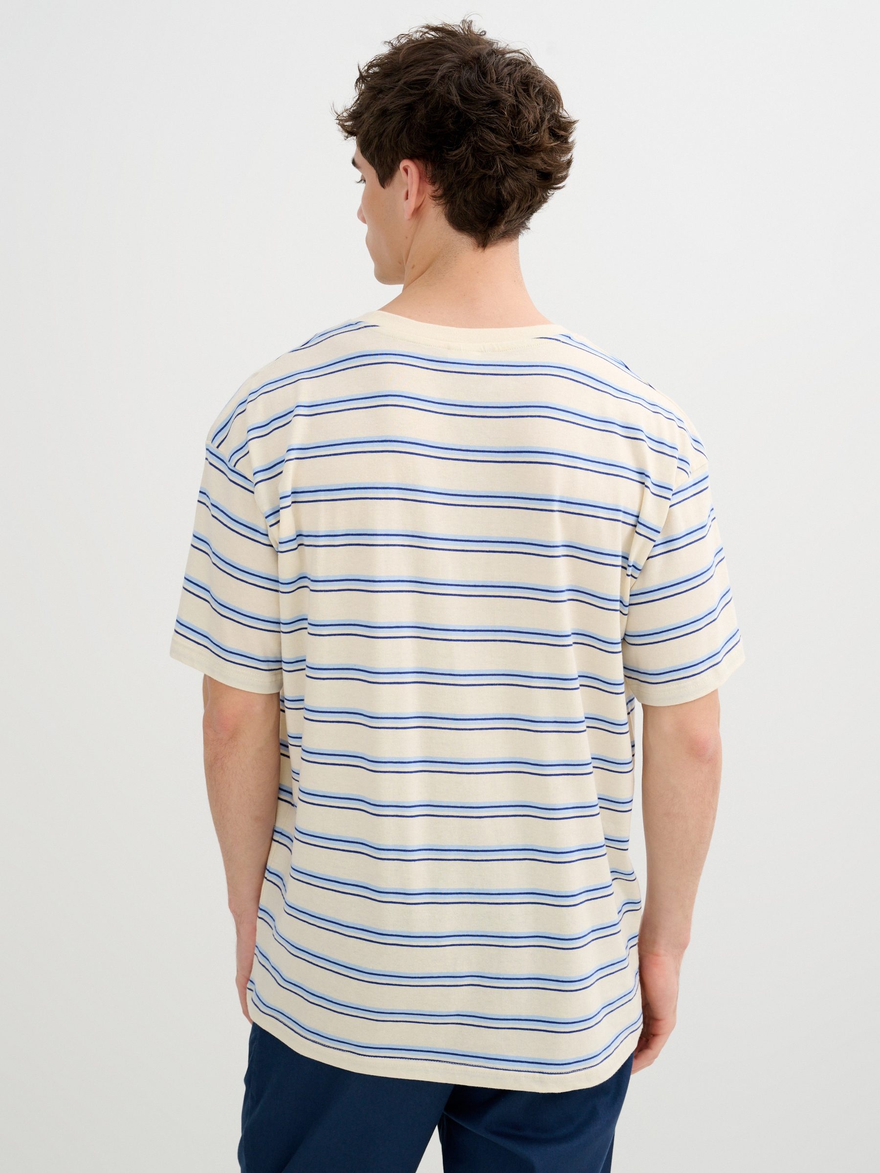 Camiseta rayas casual verde claro vista media frontal