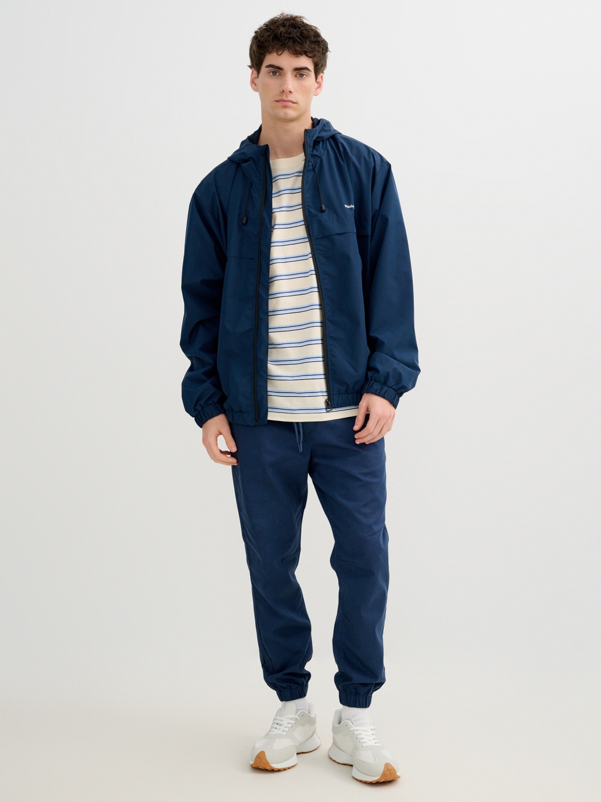 Camiseta listrada casual verde claro vista geral frontal