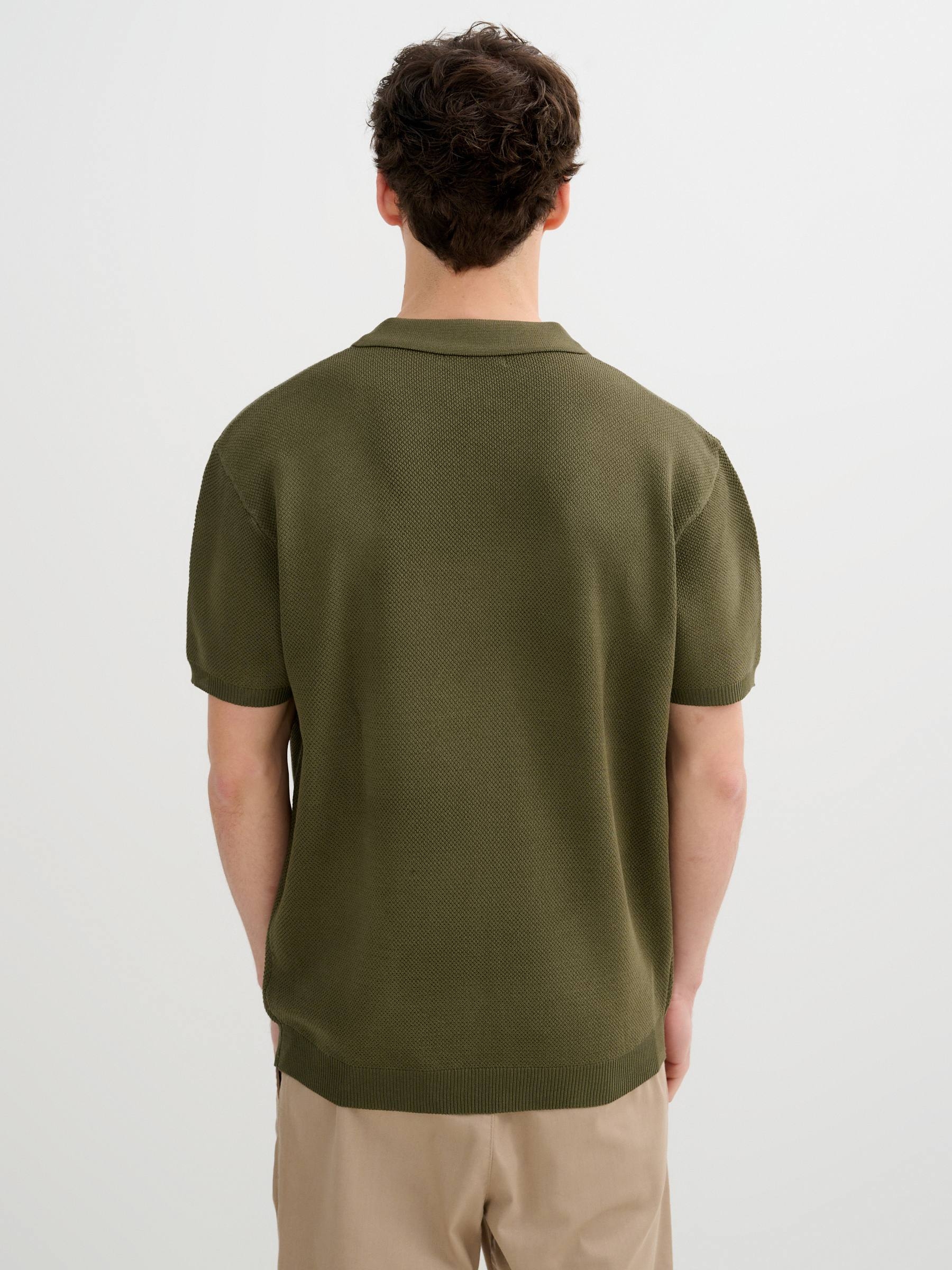 Polo básico de malha verde vista meia frontal