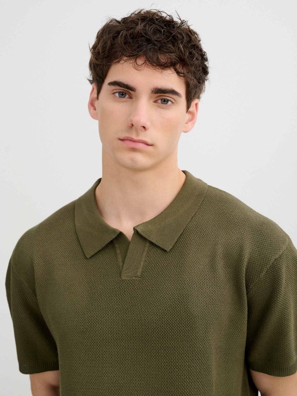 Polo básico de malha verde vista detalhe