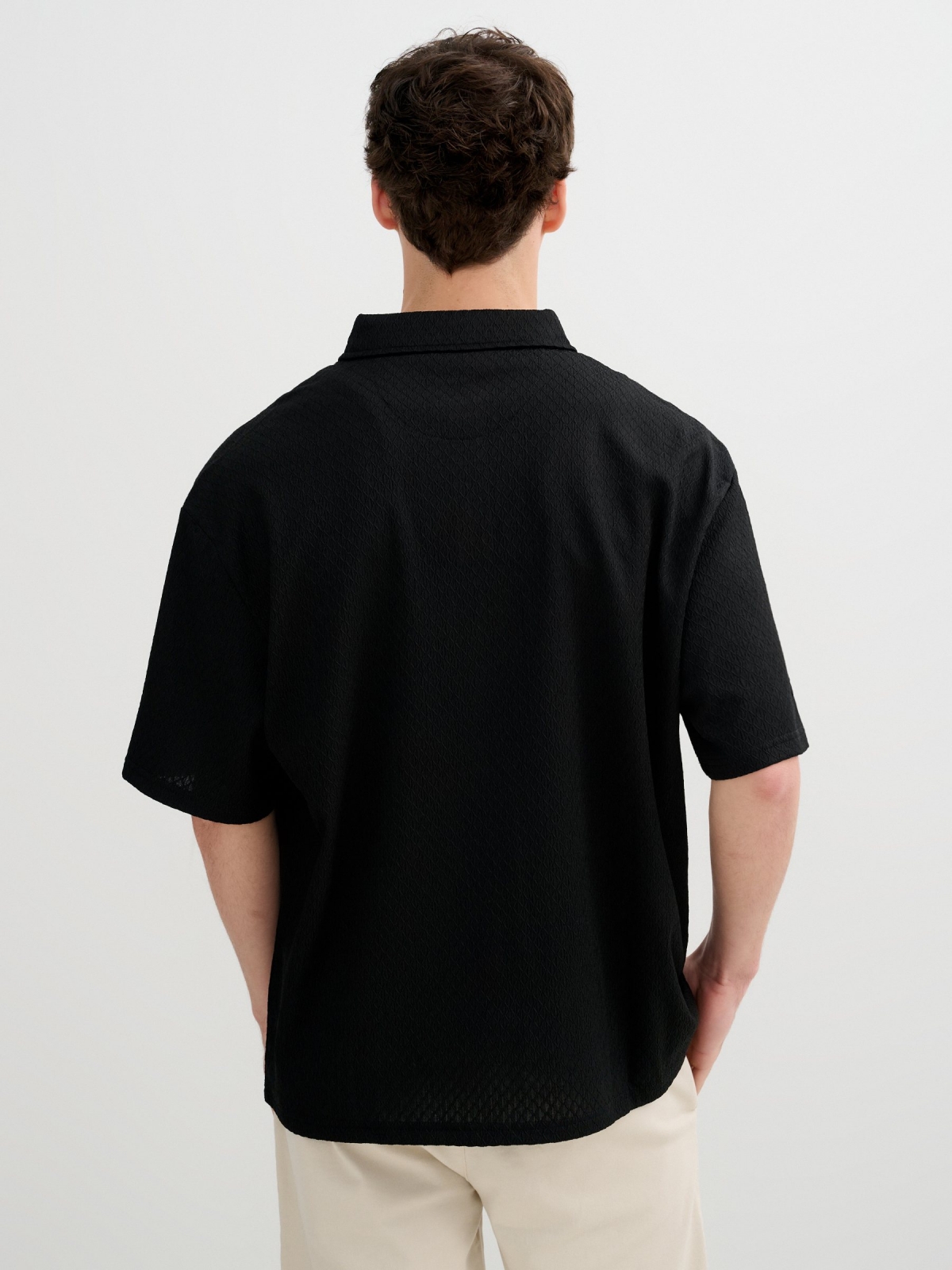 Camisa básica de punto con botones negro vista media trasera