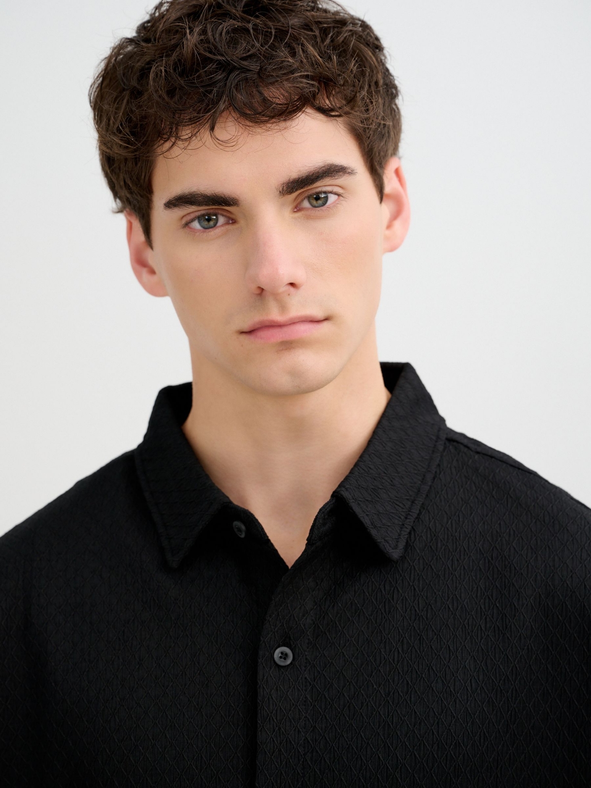 Camiseta básica de malha com botões preto vista detalhe