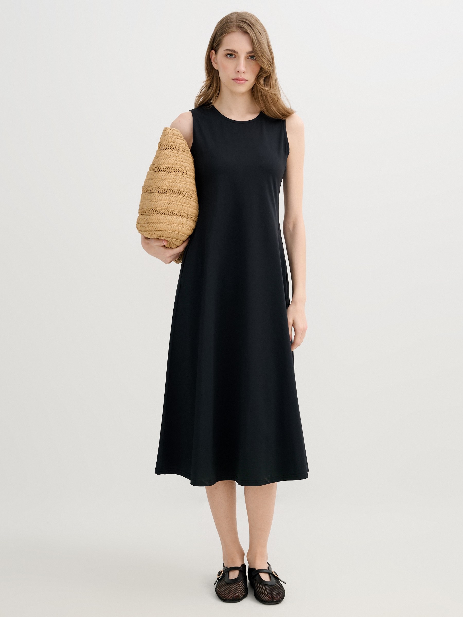 Vestido midi evasê sem mangas preto vista meia frontal