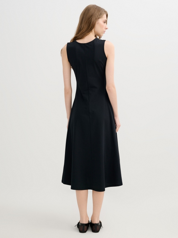 Vestido midi evasê sem mangas preto vista meia traseira
