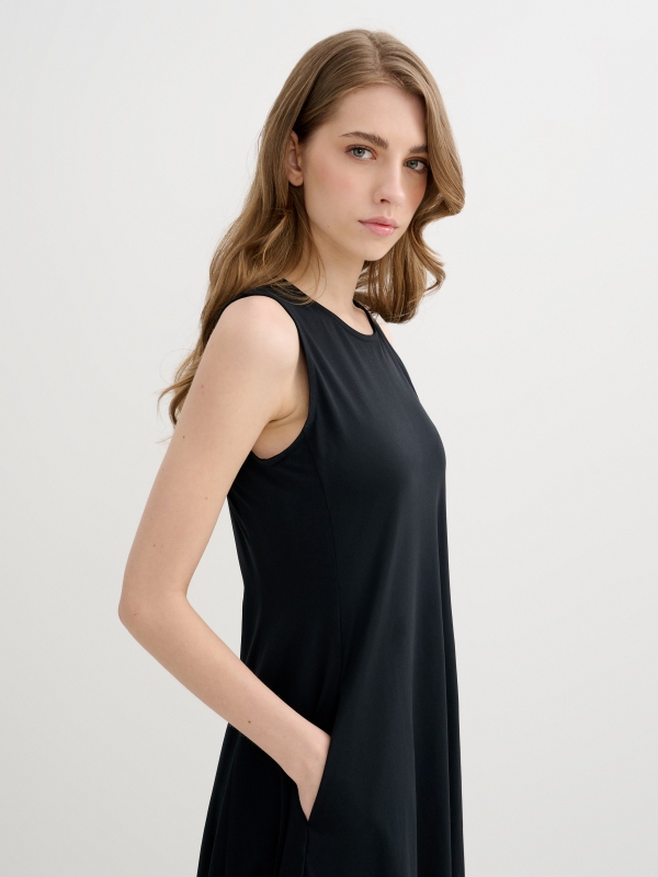 Vestido midi evasê sem mangas preto vista geral frontal