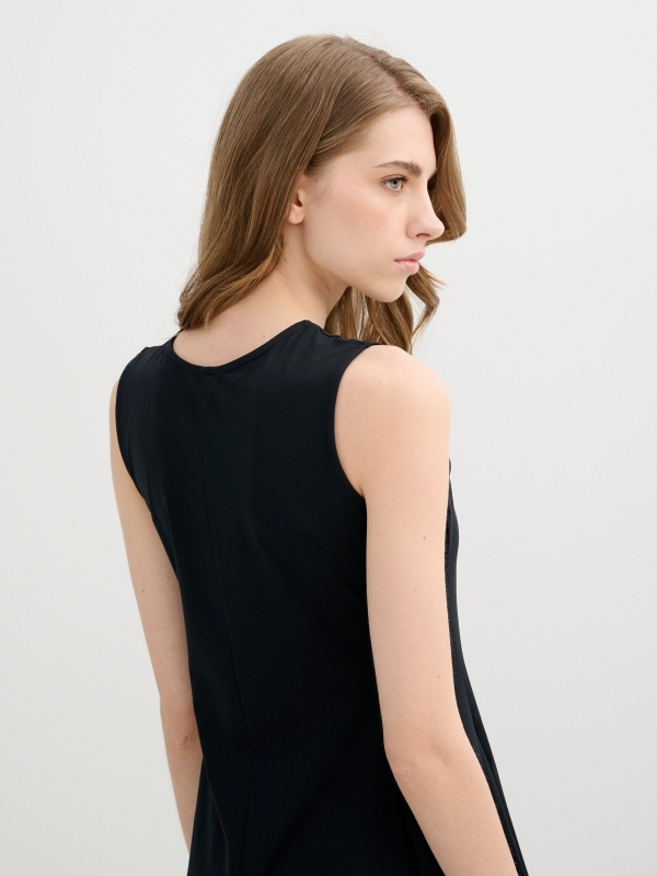 Vestido midi vuelo sin mangas negro vista detalle