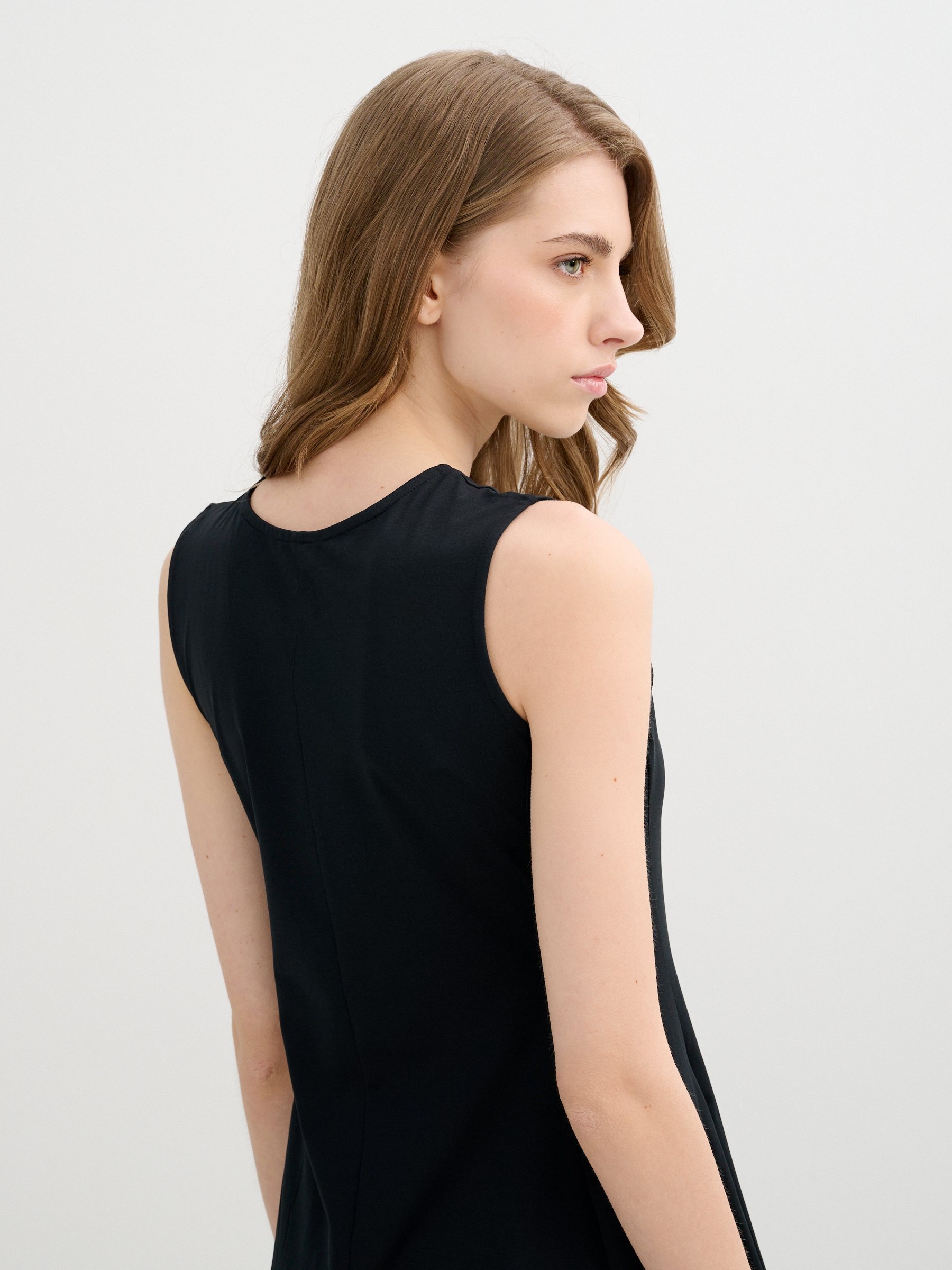 Vestido midi evasê sem mangas preto vista meia frontal