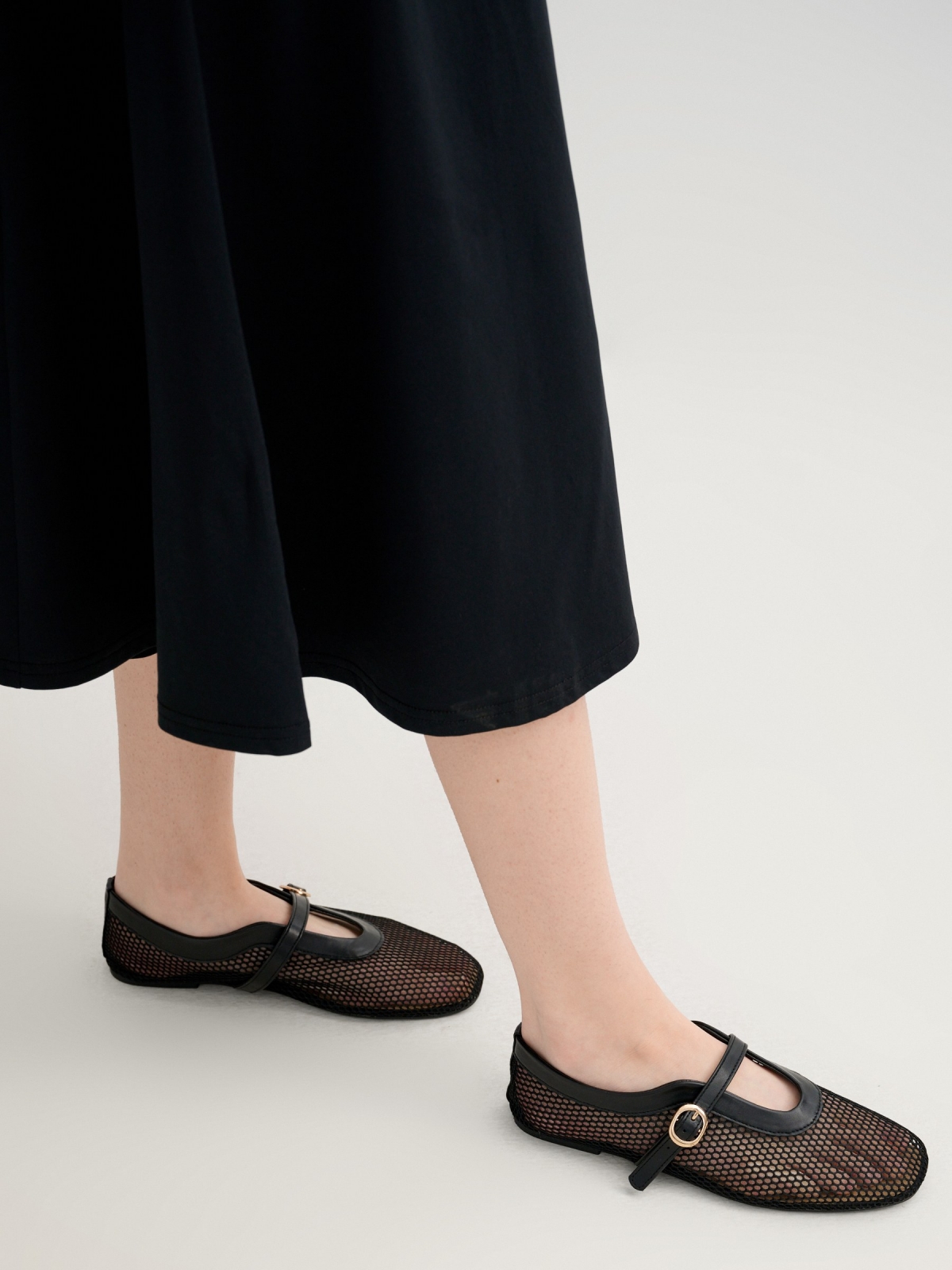 Vestido midi evasê sem mangas preto vista detalhe