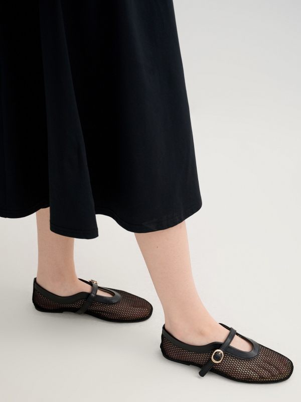 Vestido midi evasê sem mangas preto vista detalhe